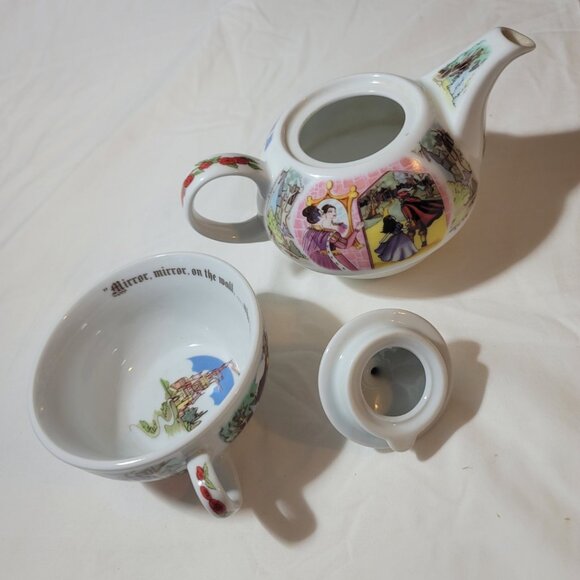 Paul Cardew Design England 2012 - Snow White Poisoned Apple Porcelain Teapot - Picture 10 of 13